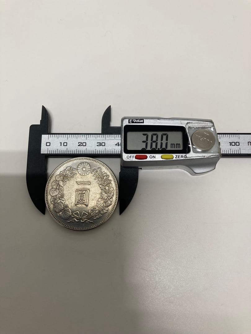 新一圓銀貨　明治23年　菊紋・竜