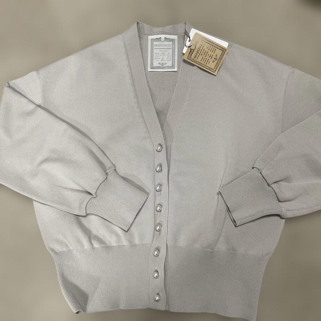 新品未使用タグ付き　BEARDSLEY パールボタンカーディガン　グレー