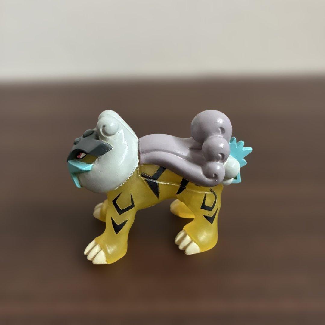 スーパー激レア　伝説ポケモン　なかなか出ないスケルトンのライコウ フィギュア