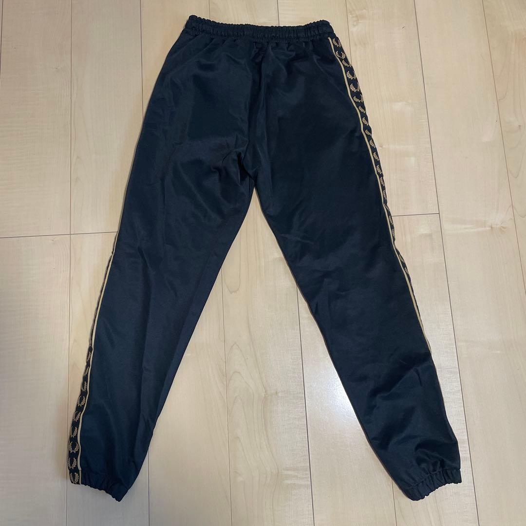 Fred Perry 黒ジャージパンツ