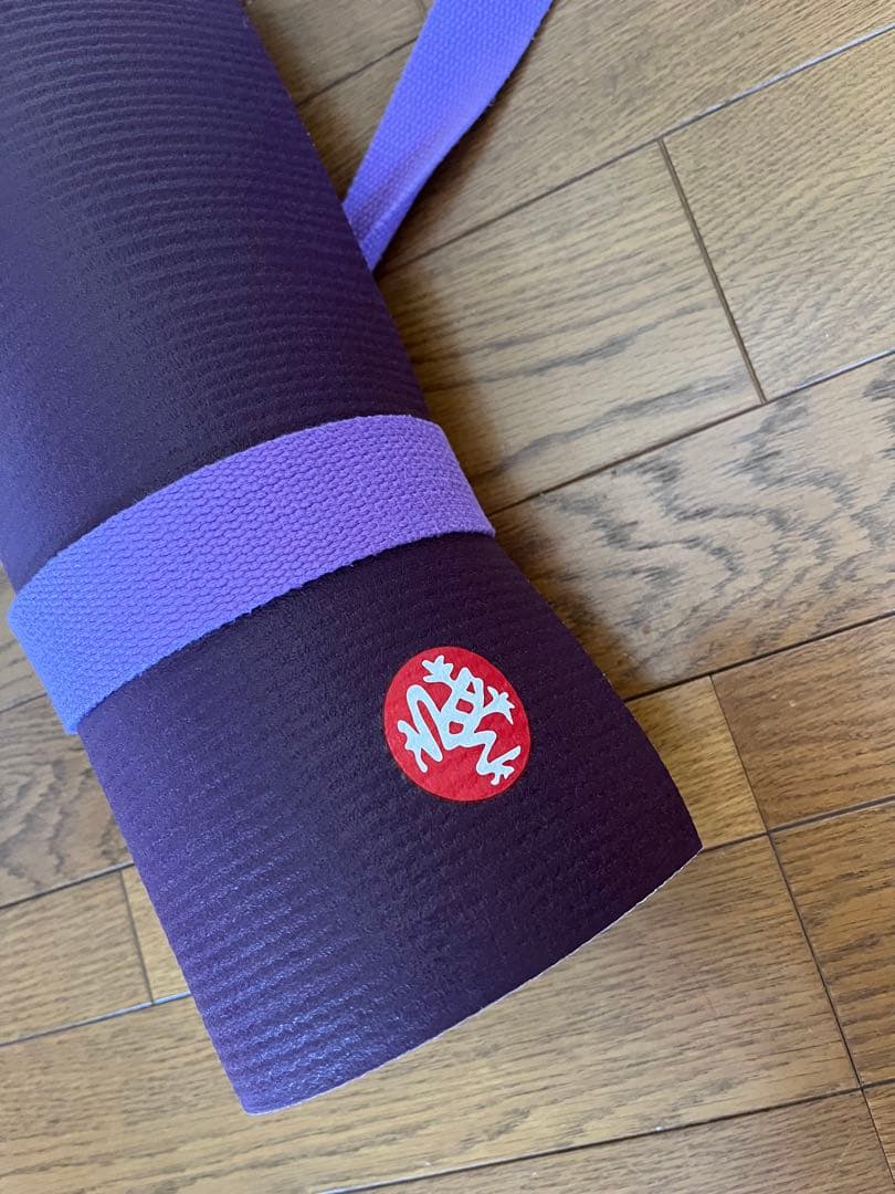 manduka / ヨガマット・紫色・ストラップ付き