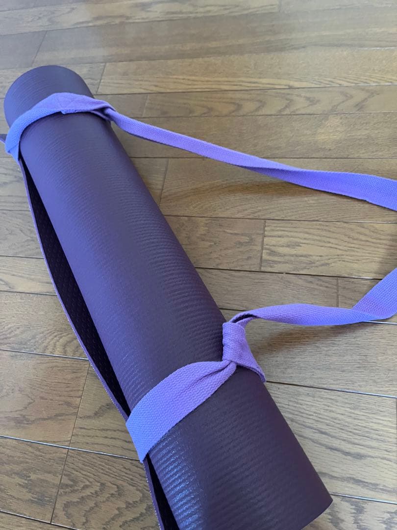 manduka / ヨガマット・紫色・ストラップ付き