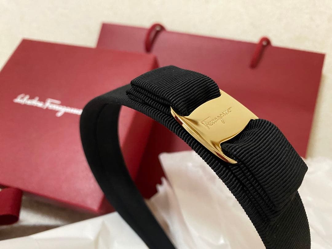 ⭐︎箱、ショッパー無⭐︎SalvatoreFerragamo ブラック カチューシャ