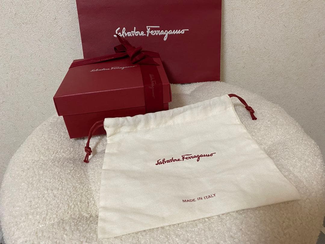 ⭐︎箱、ショッパー無⭐︎SalvatoreFerragamo ブラック カチューシャ