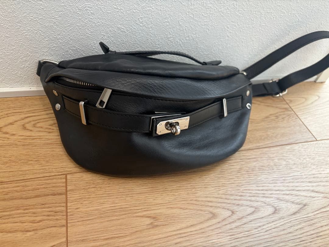 【美品】AULENTTI レザー ボディバッグ ウエストバッグ ポーチ ブラック