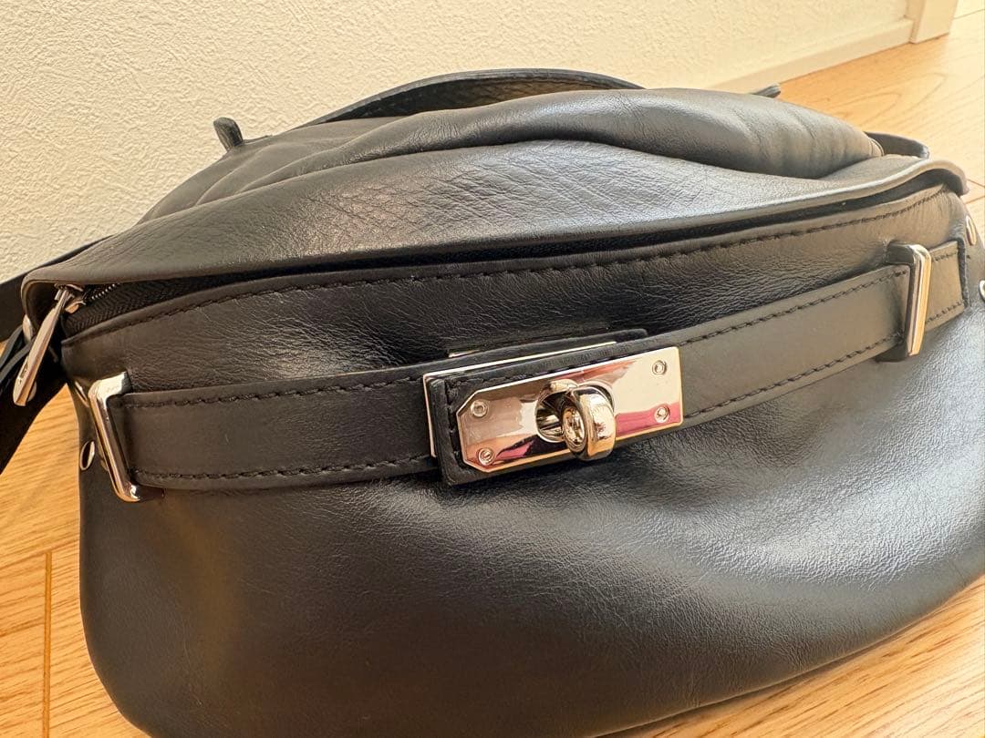 【美品】AULENTTI レザー ボディバッグ ウエストバッグ ポーチ ブラック