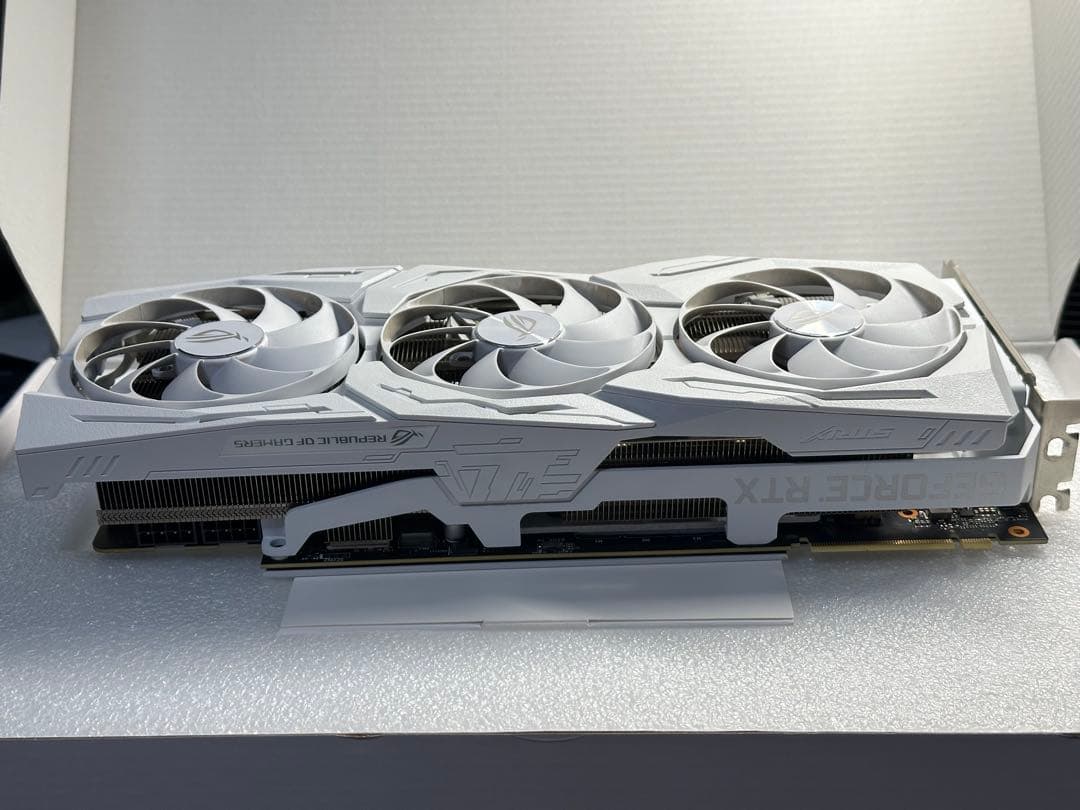 グラフィックボード・グラボ・ビデオカード ROG STRIX RTX2080TI O11G WHITE GAMING