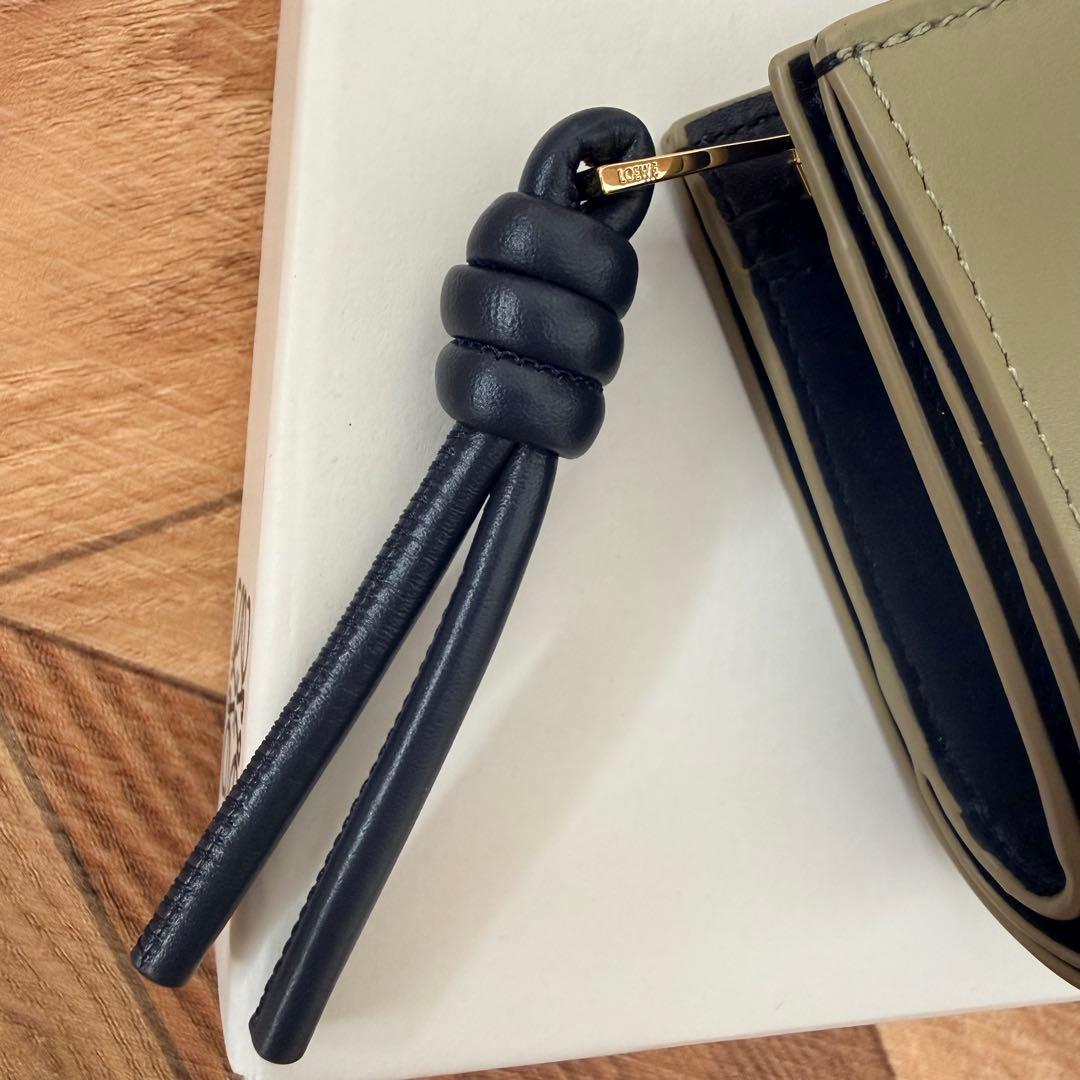 新品 LOEWE ノットコンパクトウォレット ユーカリ×ネイビー 人気色 正規品