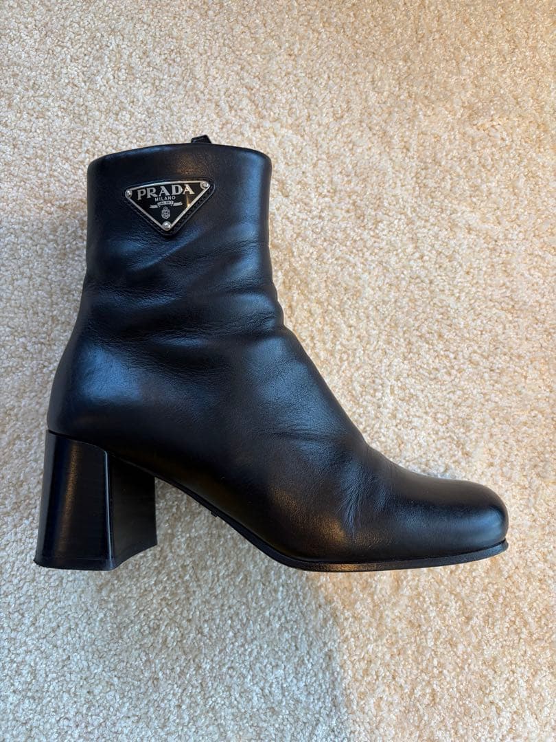 PRADA ブラック レザー ブーティ