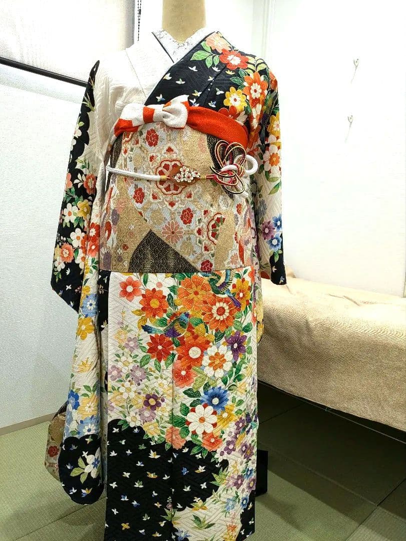 流行の白地可愛い可愛い振袖です。３点セット