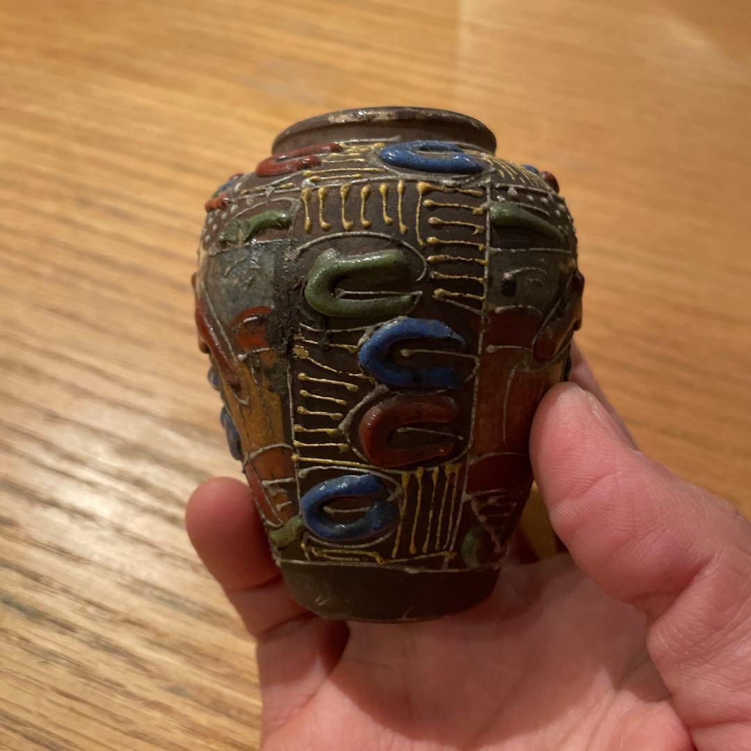 多色装飾の陶器小型壺