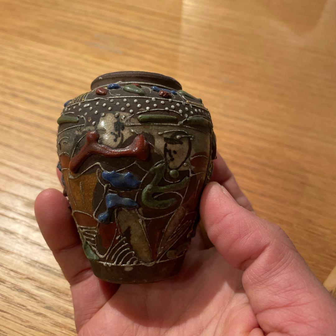 多色装飾の陶器小型壺