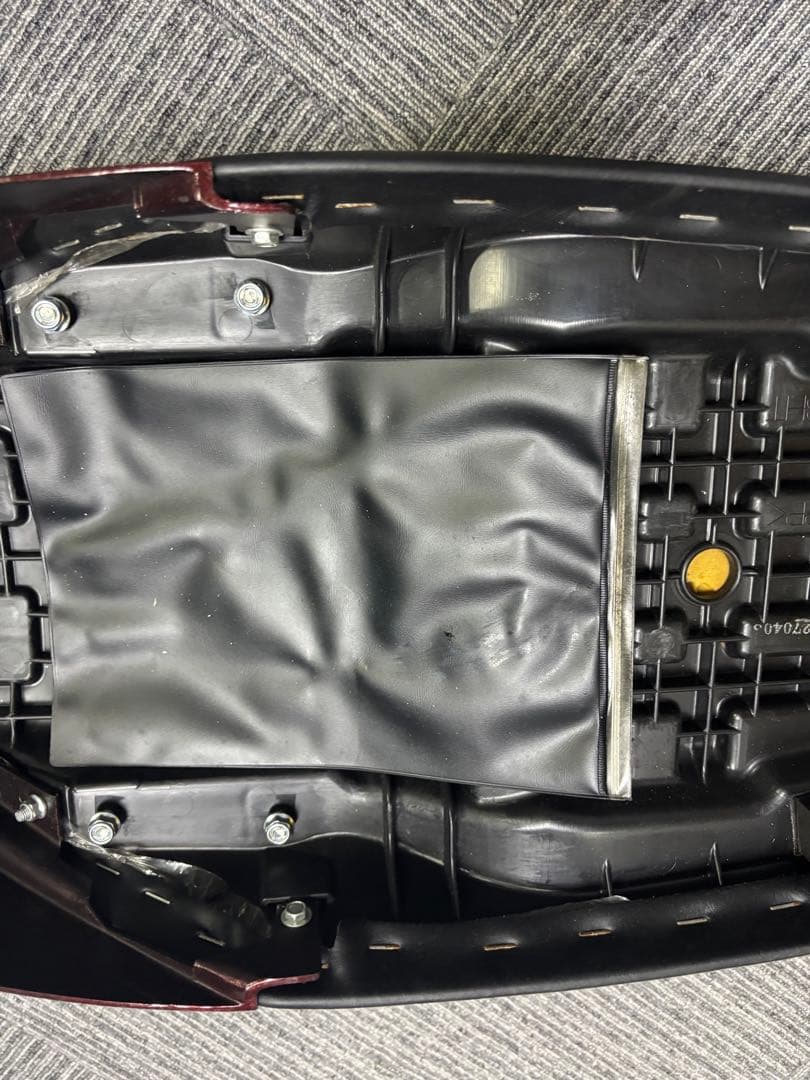 SR400 カウル付きシート　ダークグレイッシュレッドメタリック