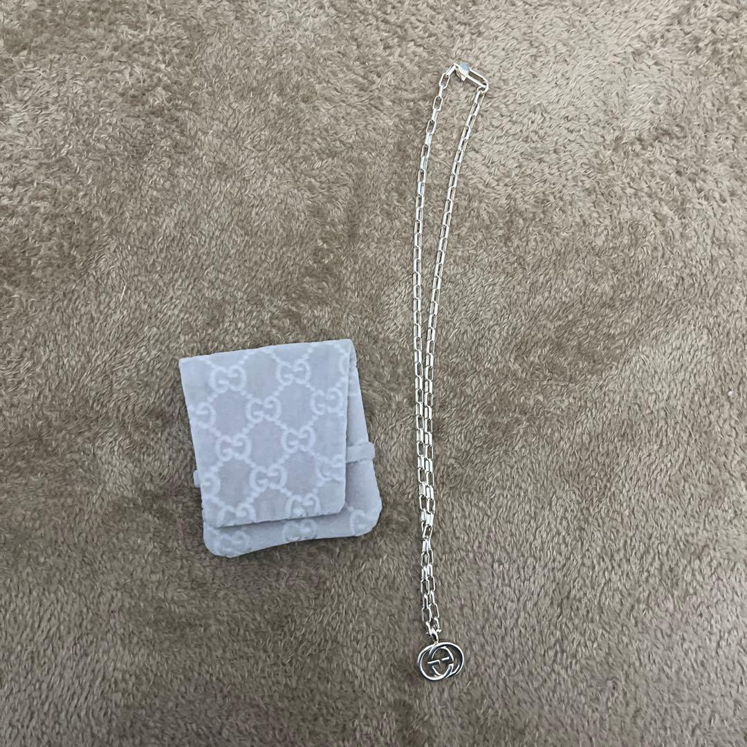 Gucci シルバー ロゴチャーム ネックレス