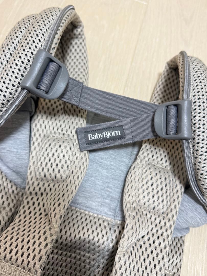 【美品】BabyBjörn 抱っこ紐 ハーモニー　グレーベージュ　メッシュ素材