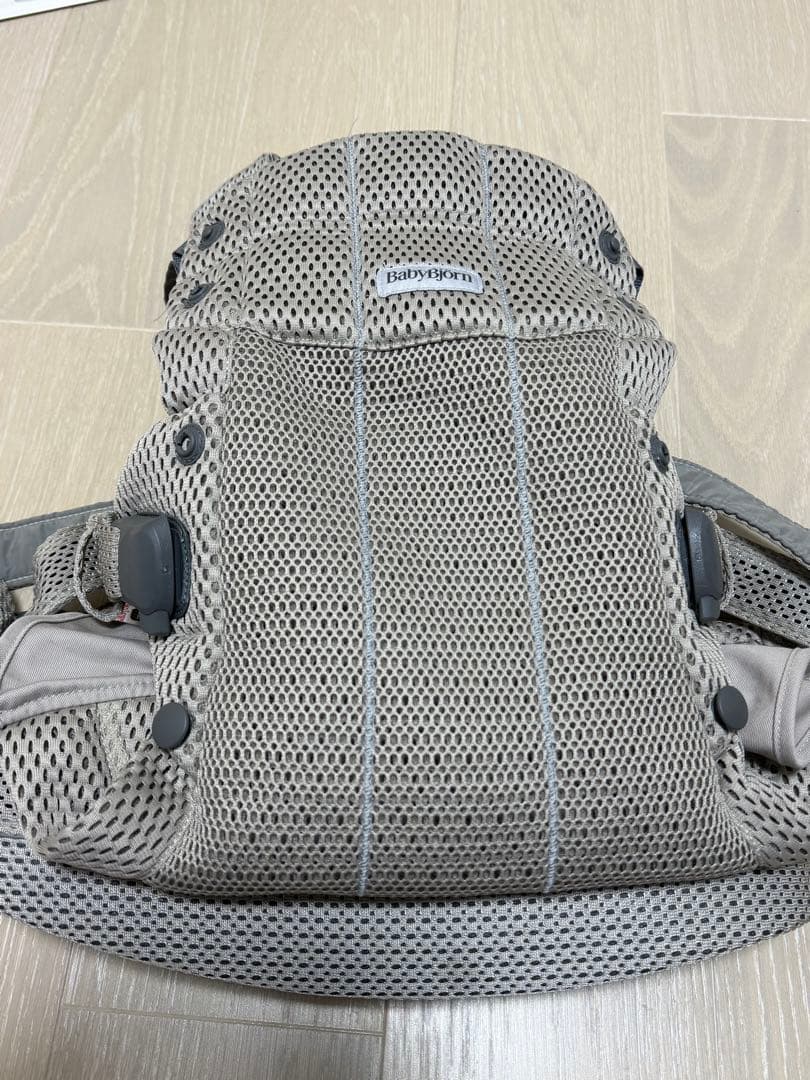 【美品】BabyBjörn 抱っこ紐 ハーモニー　グレーベージュ　メッシュ素材