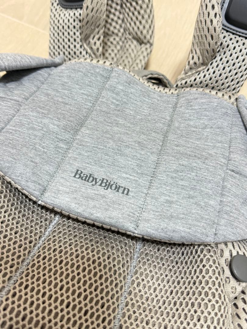 【美品】BabyBjörn 抱っこ紐 ハーモニー　グレーベージュ　メッシュ素材