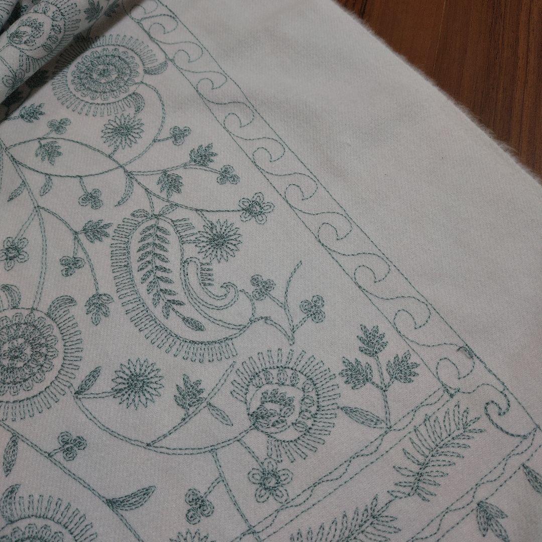 *ふたごっぴです*ホワイトカシミヤ　大判ストール　総刺繍　カシミヤ100%