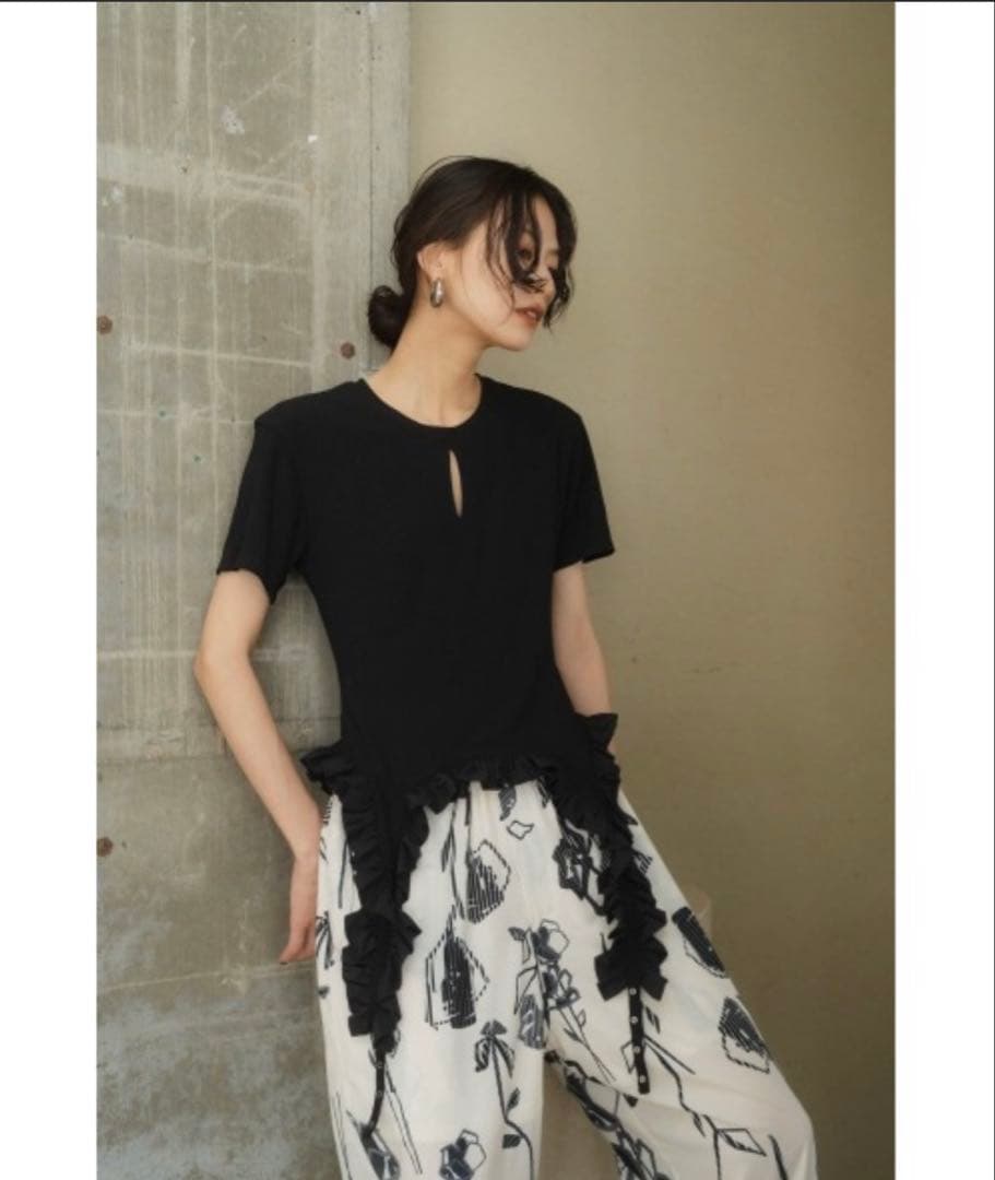 Knuth Marf フリル付き黒半袖Tシャツ