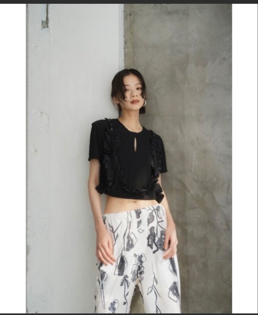 Knuth Marf フリル付き黒半袖Tシャツ
