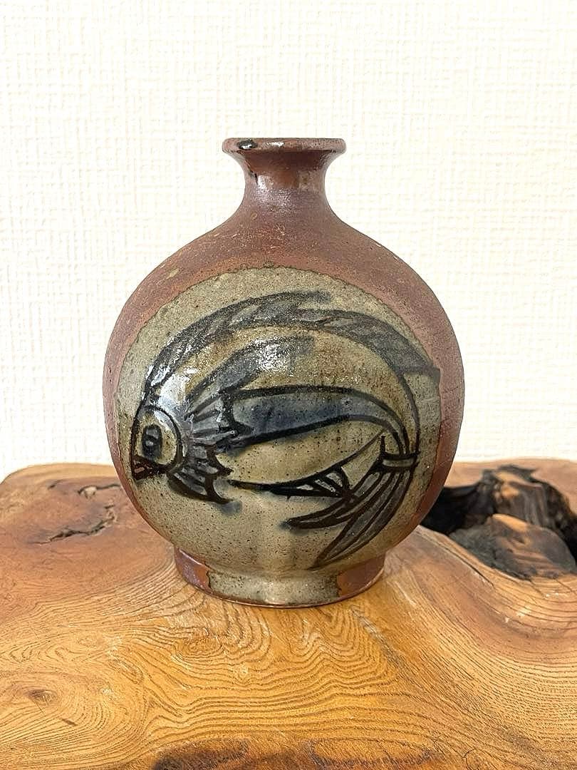 【金城敏男】 金城次郎長男 線彫魚紋花瓶 一輪挿し やちむん 壺屋焼 花入れ