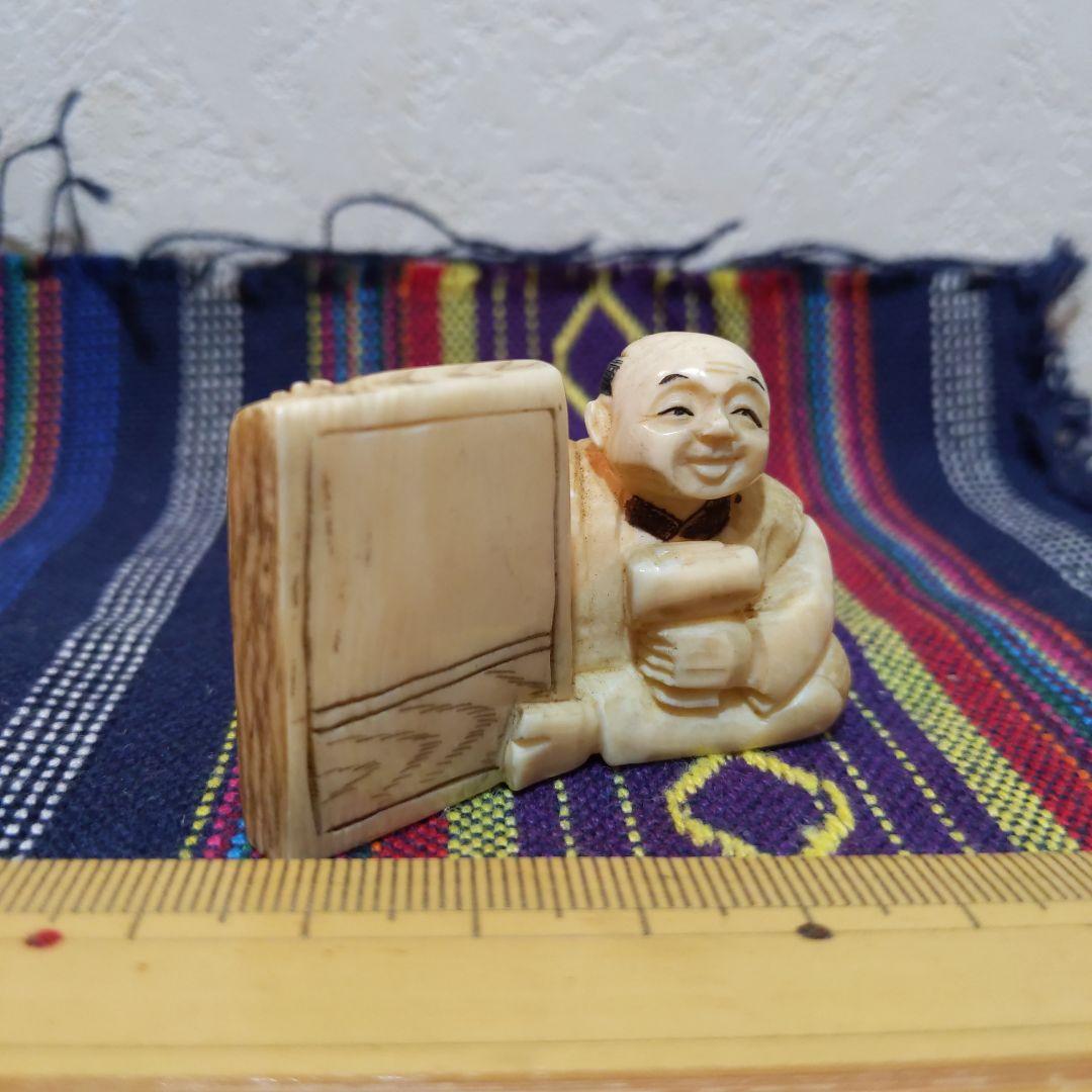 時代提げ物 人物根付 天然素材 在銘【江戸職人】高さ約3.3cm 重さ約40ｇ