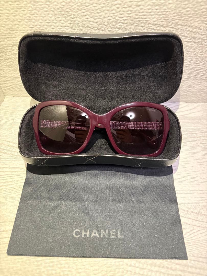 極美品　CHANEL シャネルサングラス ラインストーン ボルドー ケース付き