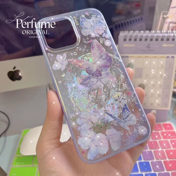 バタフライ✨名入れ♡キラキラ✨レインボー 花 イニシャル フチiPhoneケース