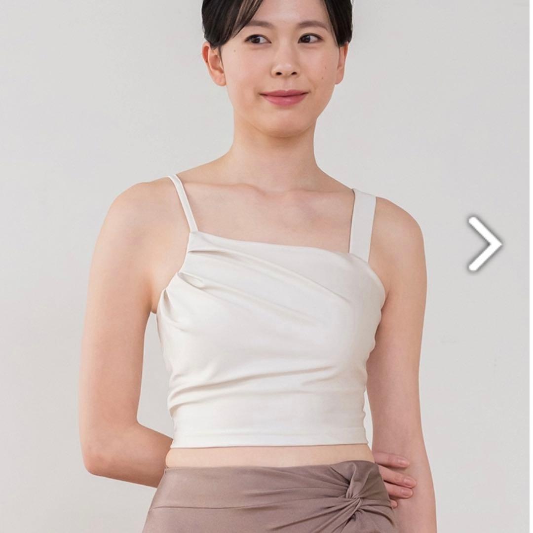 美品　シャインストレッチアシンメトリーブラトップ