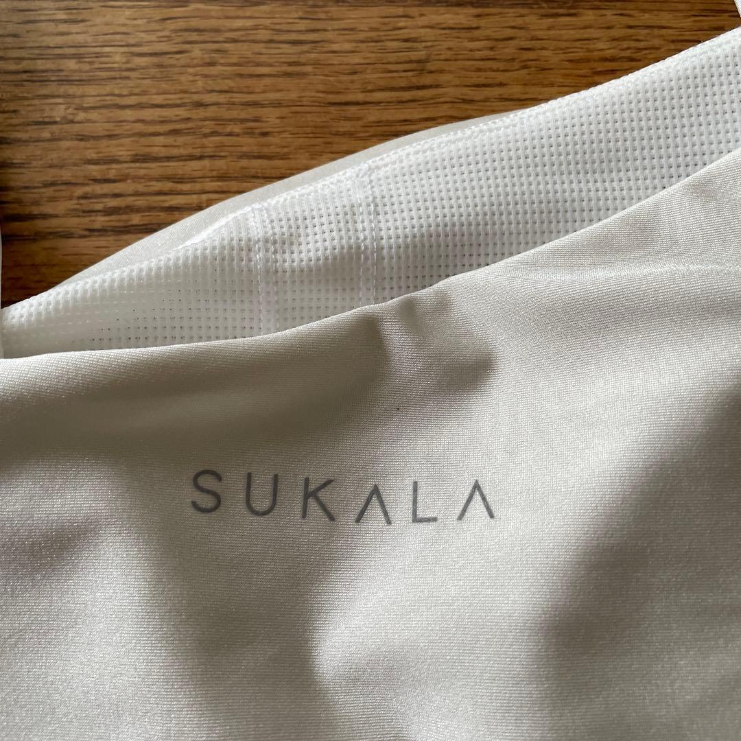 美品　シャインストレッチアシンメトリーブラトップ