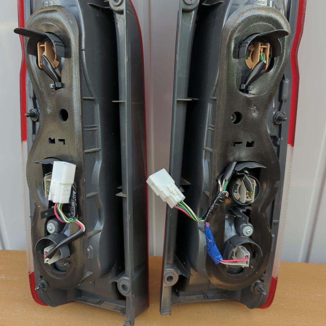 ハイエース　テールランプ　テールライト