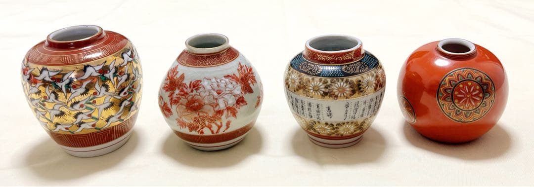 九谷焼　金彩飛鶴＆赤絵牡丹＆青粒鉄仙文字柄＆朱色丸紋　ミニ花瓶　花器　飾壷4個