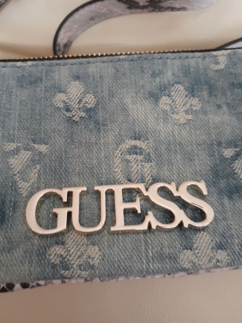 新品未使用　GUESS　ボディーバッグ
