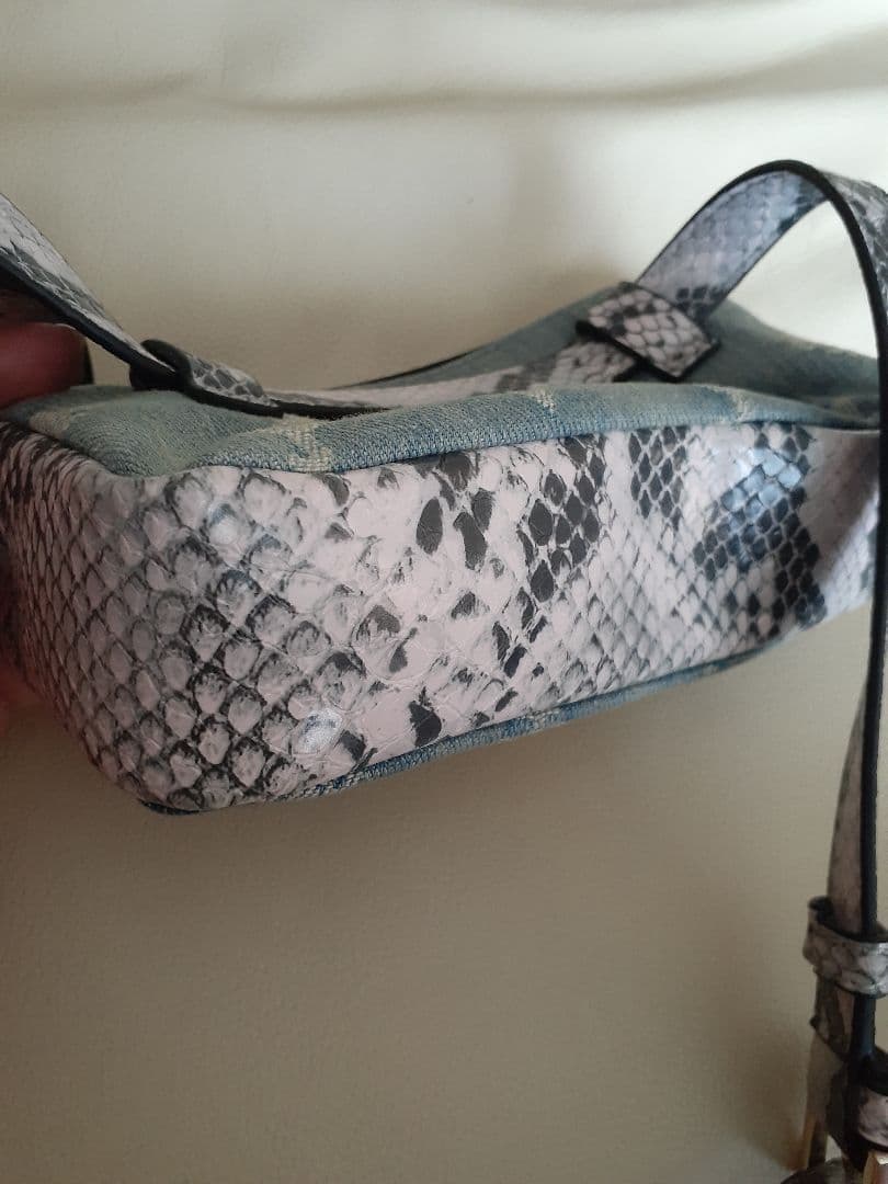 新品未使用　GUESS　ボディーバッグ