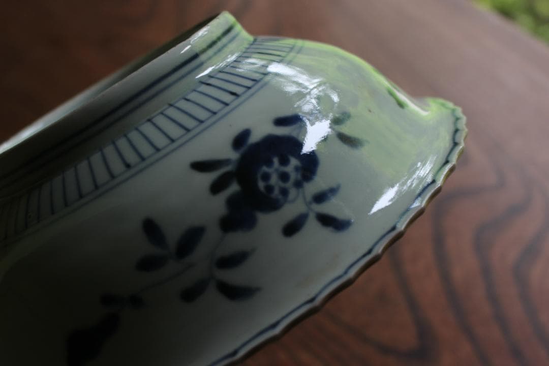 繊細な輪花デザインに華やかな金彩色絵の映える伊万里大鉢（検古伊万里九谷菓子鉢