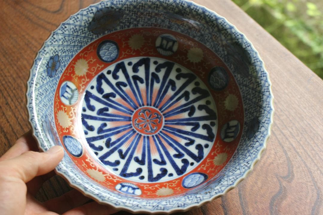 繊細な輪花デザインに華やかな金彩色絵の映える伊万里大鉢（検古伊万里九谷菓子鉢