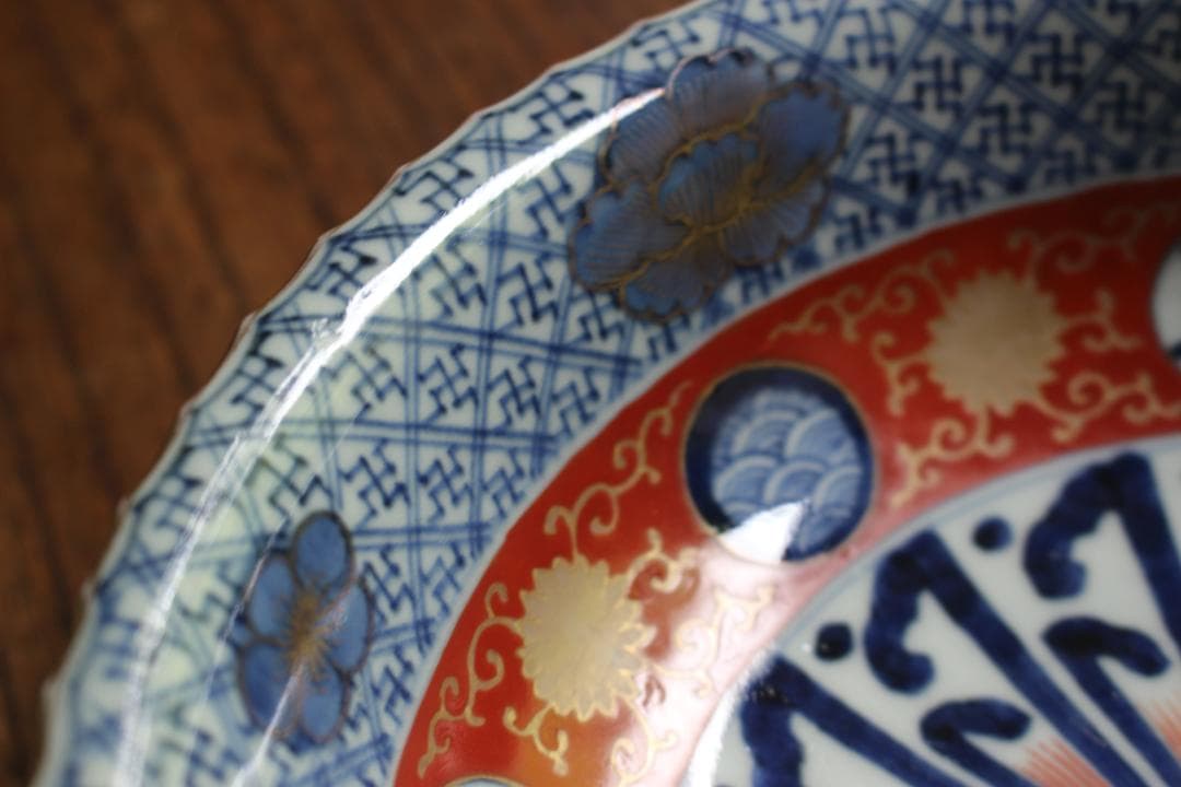 繊細な輪花デザインに華やかな金彩色絵の映える伊万里大鉢（検古伊万里九谷菓子鉢