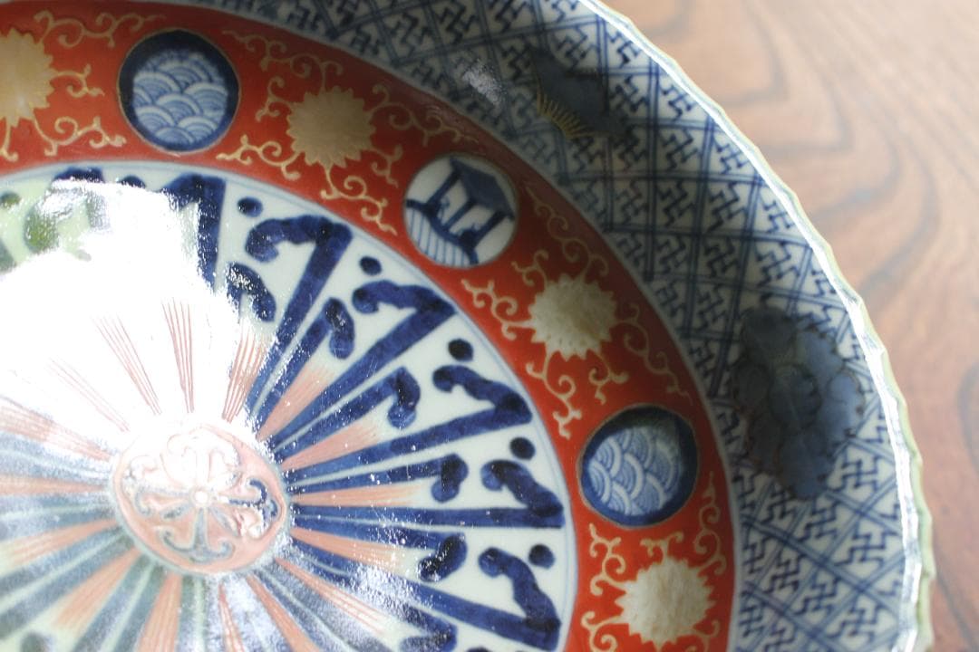 繊細な輪花デザインに華やかな金彩色絵の映える伊万里大鉢（検古伊万里九谷菓子鉢