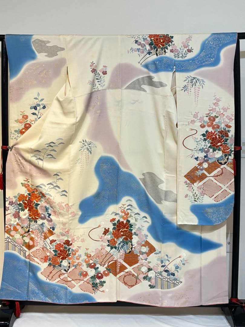 【なでしこ】正絹　振袖　クリーム色　古典柄　金駒刺繍　k1233