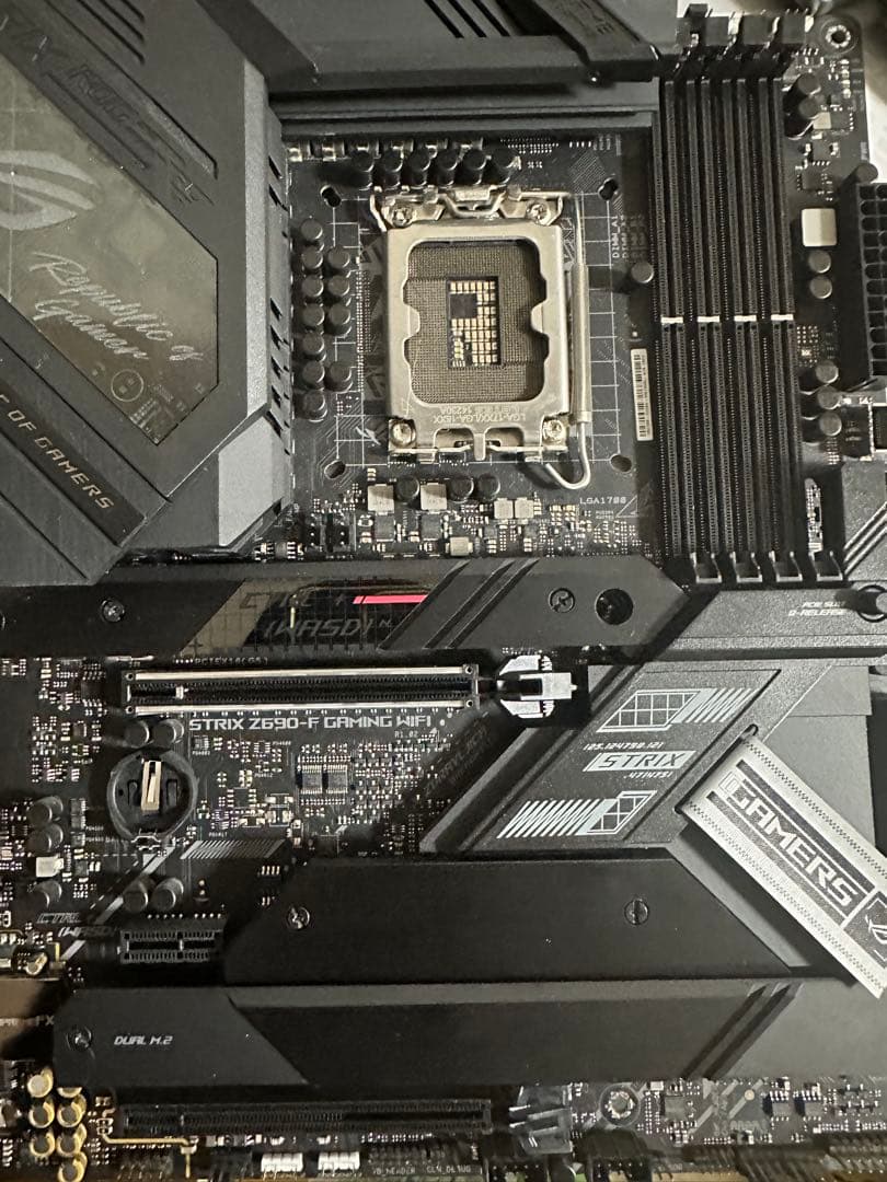 ROG STRIX Z690-F GAMING WIFI 本体