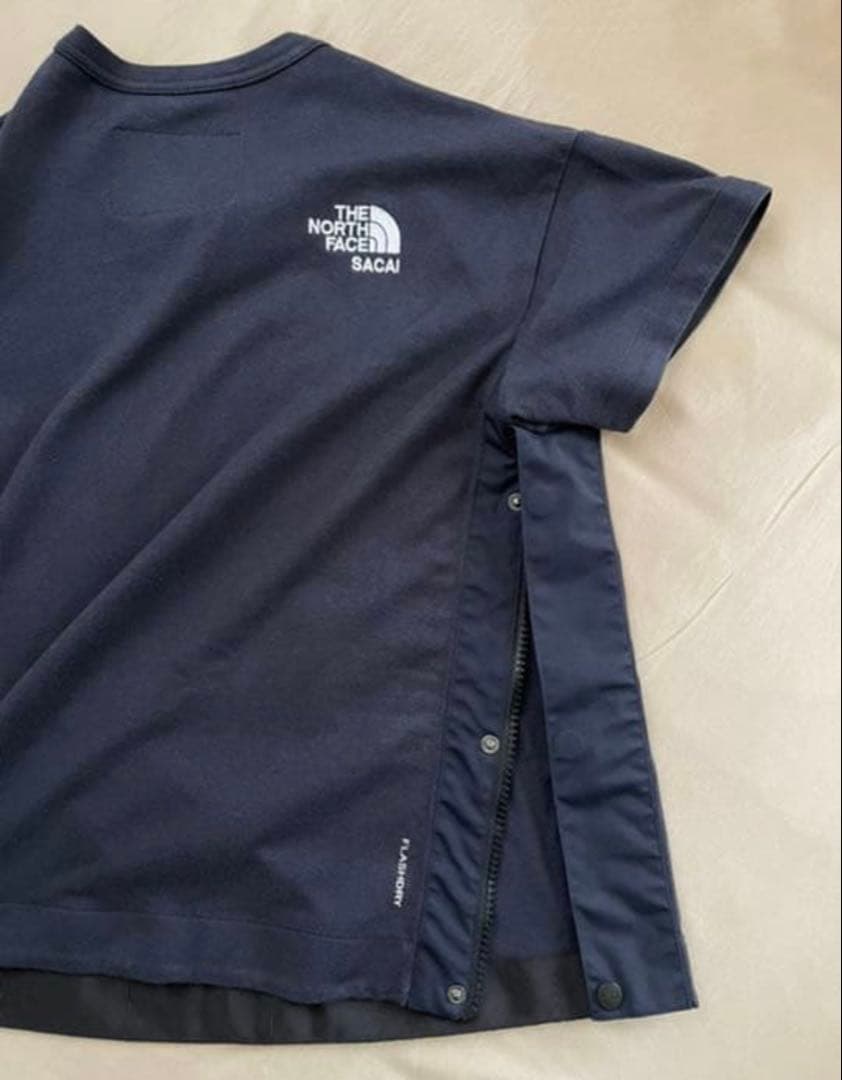 sacai x The North Face® ウィメンズ Tシャツ ネイビー