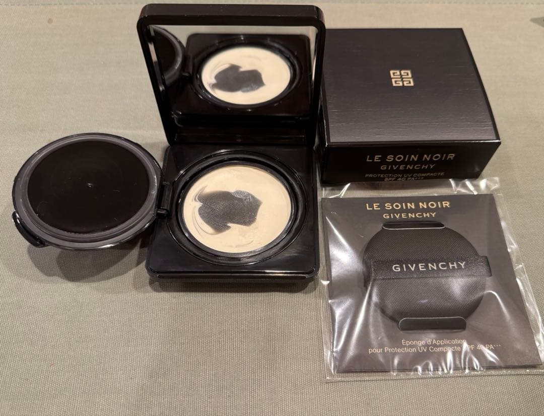 GIVENCHY ソワンノワールUVコンパクト　新品パフ付き