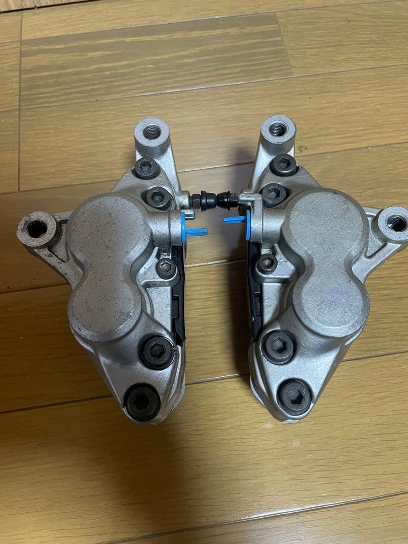 ヤマハR1Z 250 3XCフロントブレーキキャリパー　ピッチ83ミリ