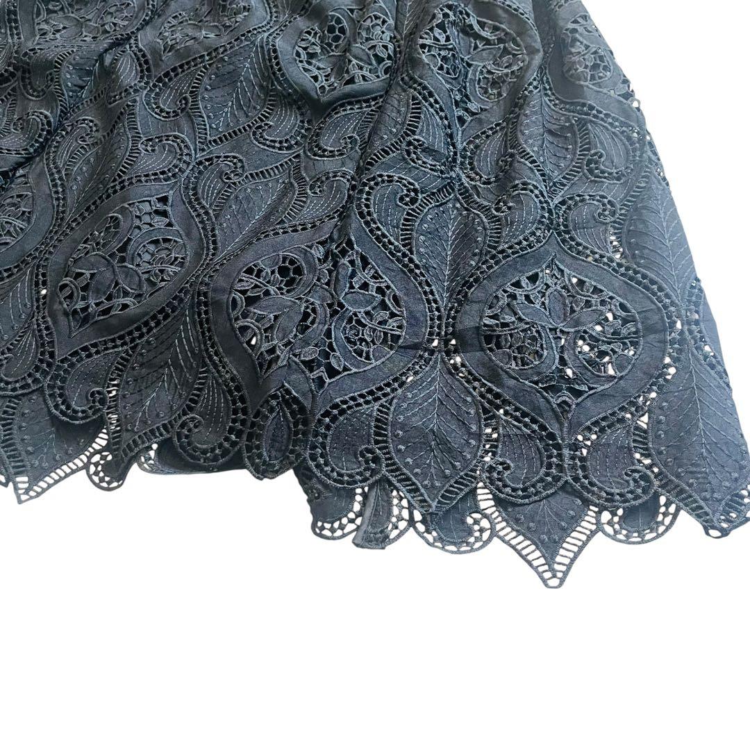新品未使用　ジェンヌ　 刺繍入り黒フレアスカート