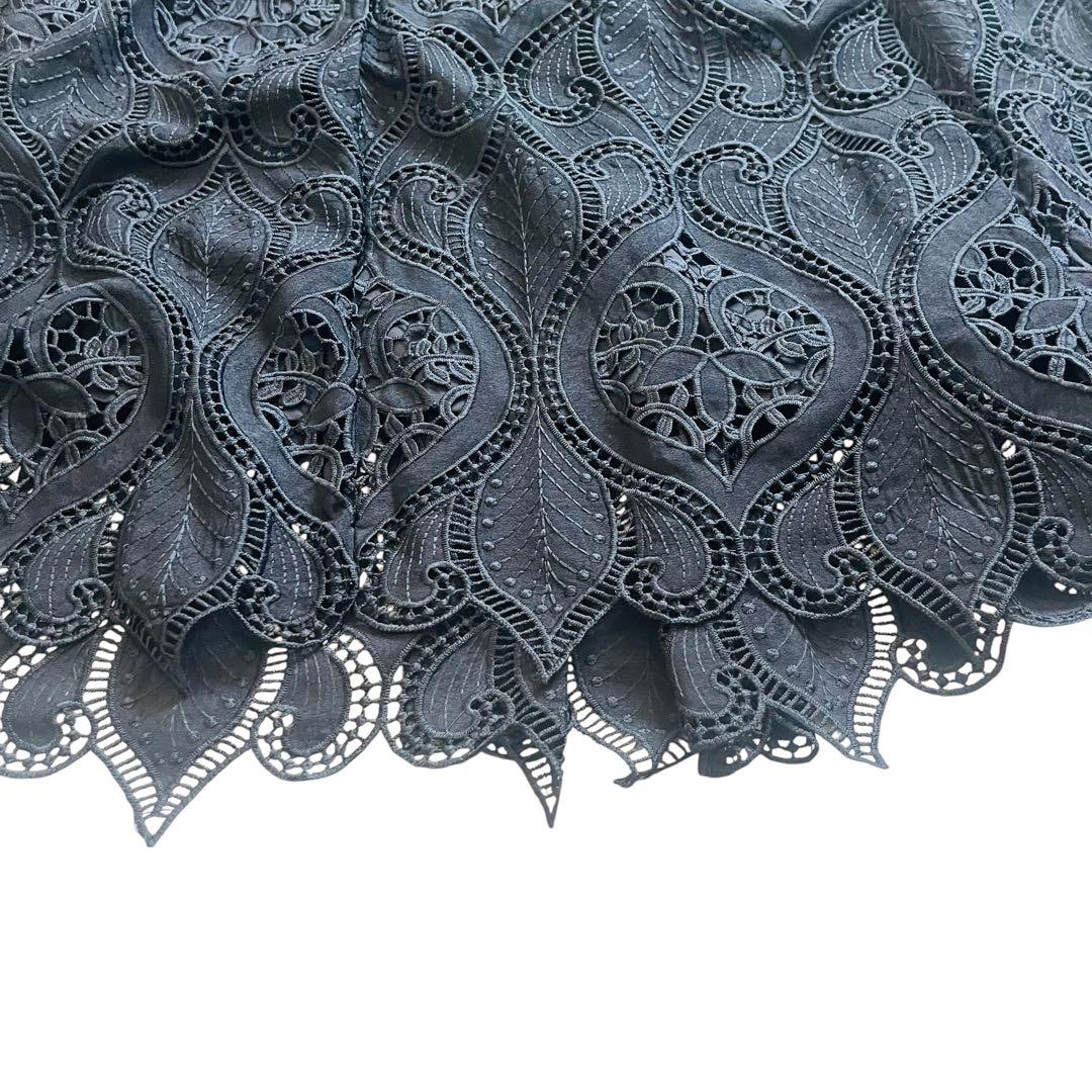 新品未使用　ジェンヌ　 刺繍入り黒フレアスカート