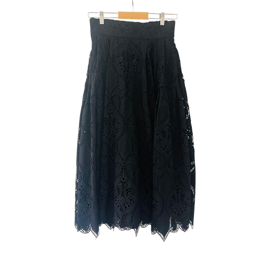 新品未使用　ジェンヌ　 刺繍入り黒フレアスカート