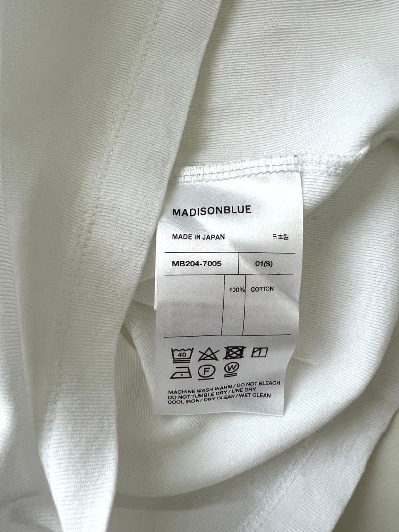 MADISONBLUE TYPOGRAPHY Tシャツ　ブラック　01