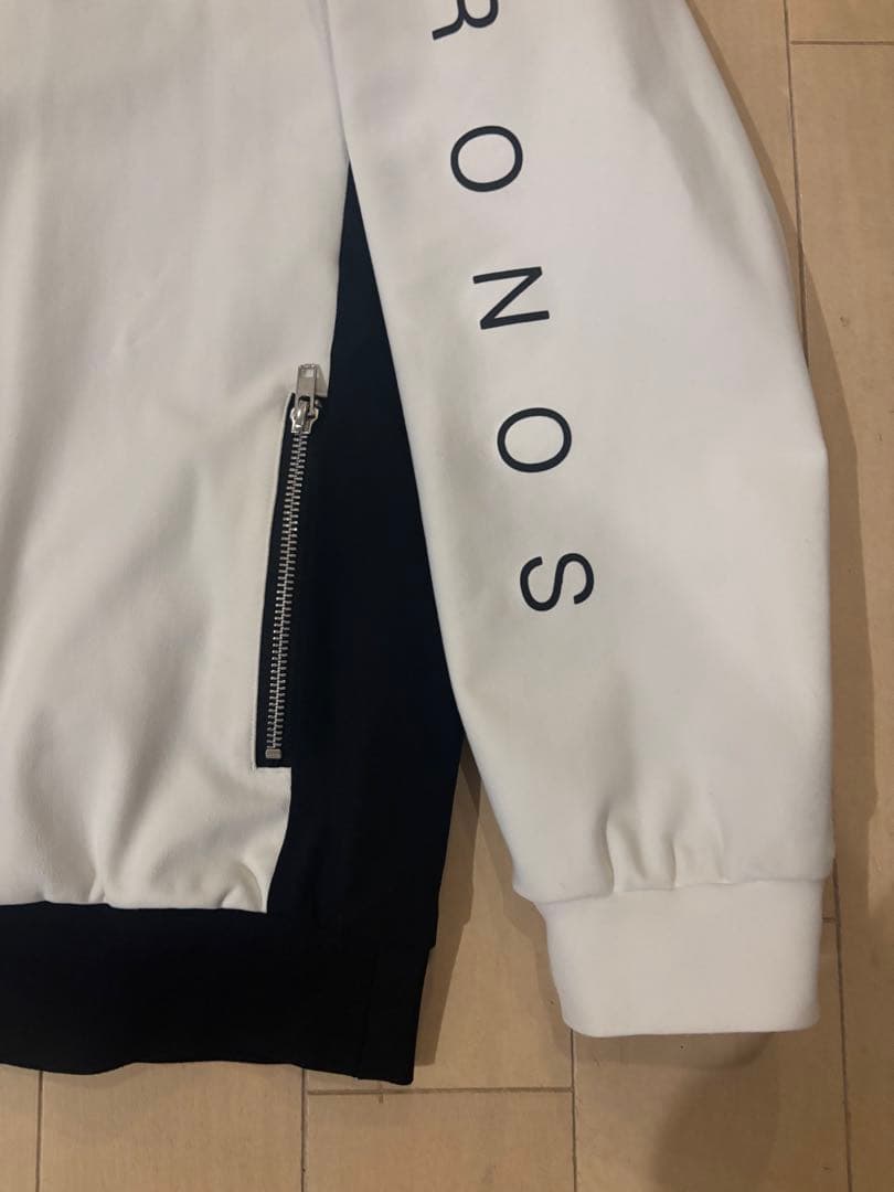 クロノス　ジップパーカー