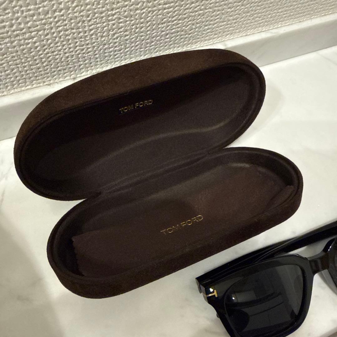TOM FORD TF892-K ブラックサングラス