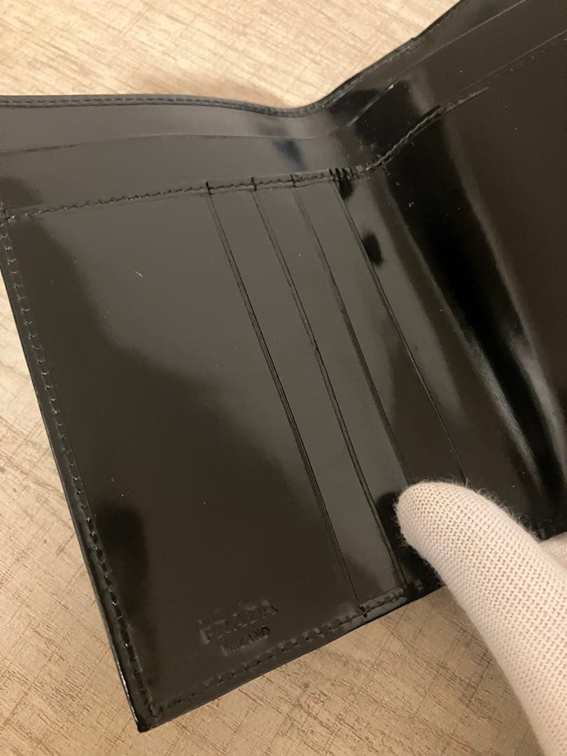 プラダ　パテント　折り財布　がま口